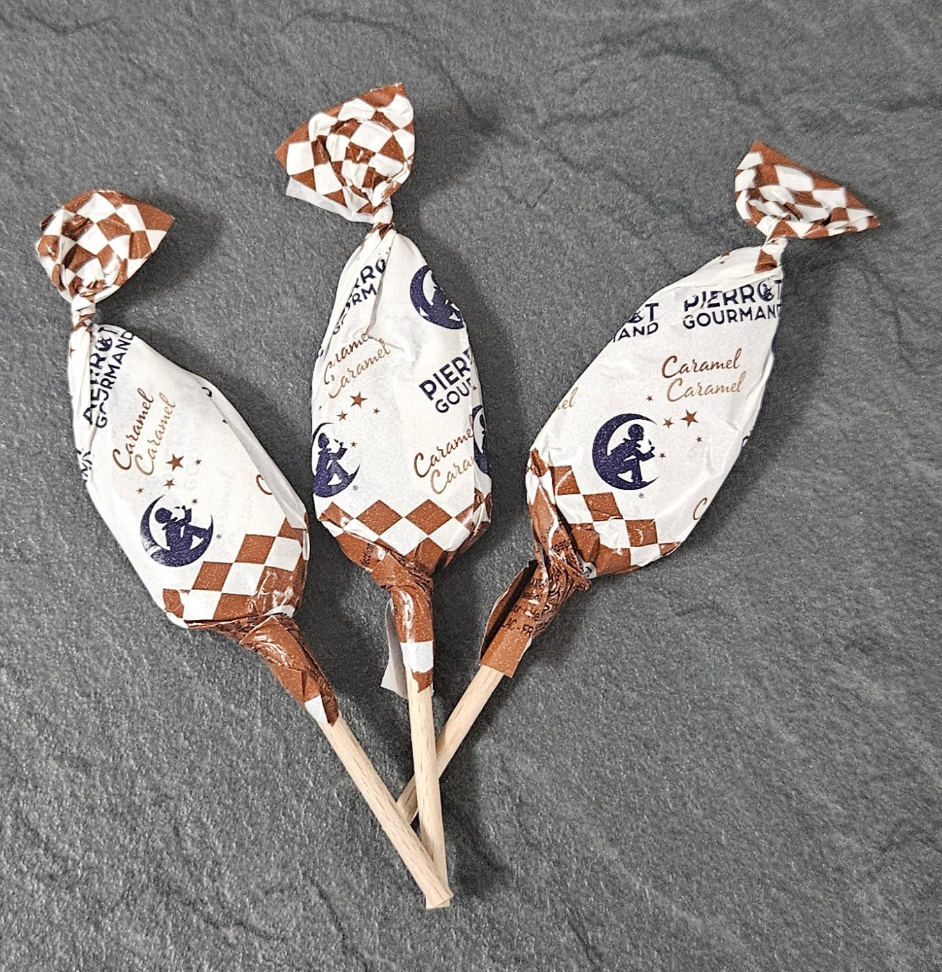 Sucettes Pierrot gourmand caramel à l'unité.